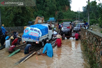 Warga Konawe manfaatkan banjir cari penghasilan