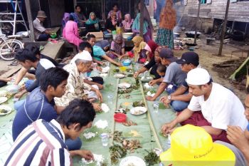 Tradisi makan di daun pisang
