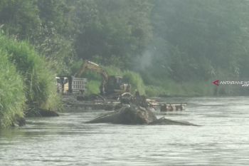 Sebagian warga abaikan larangan menambang pasir di Sungai Brantas