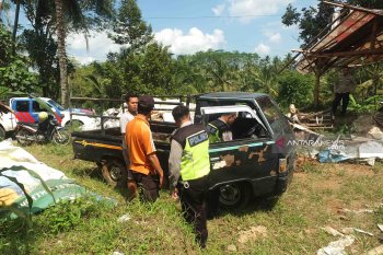 Mobil pikap bermuatan sembilan orang masuk sungai di Jember