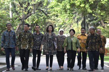 Dua orang komisioner KPK  mendaftar kembali sebagai calon pimpinan