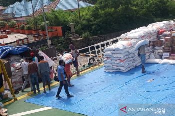 Bulog Sultra salurkan 164 ton beras korban banjir