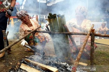 Melestarikan tradisi malamang melalui festival budaya