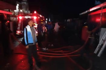 Pasar Alahan Panjang terbakar, belasan kios ludes dilalap api