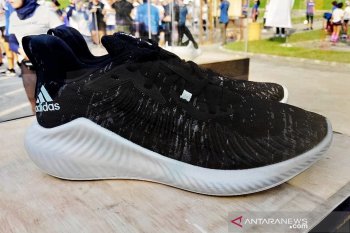 Adidas rilis sepatu dari daur ulang sampah plastik di laut