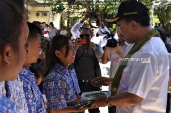 Ribuan siswa dapat pakaian seragam gratis dari Pemkot Kupang