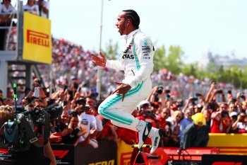 Tekat Hamilton  perpanjang rekor menangkan  Mercedes