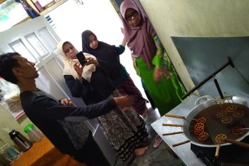 Alat terbatas, usaha kembang loyang Padang Panjang kesulitan penuhi order