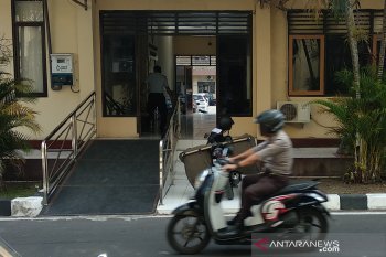 Pegawai Imigrasi Mataram mengembalikan uang THR diduga hasil suap