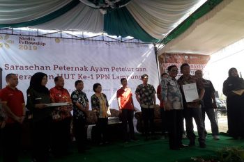 Dirjen Kementan serahkan sertifikat kepada enam peternak ayam di Lampung