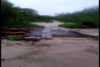 Jembatan Bonggo hanyut dan jalan Jayapura-Sarmi putus
