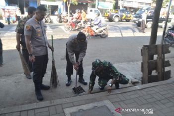 Personel TNI-Polri bersihkan lingkungan pasar tradisional Banyumas