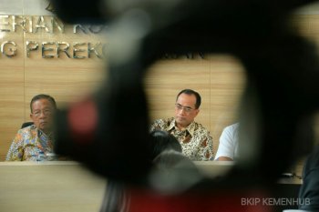 Kebijakan penerbangan berbiaya murah berlaku efektif satu minggu ke depan, kata Menhub
