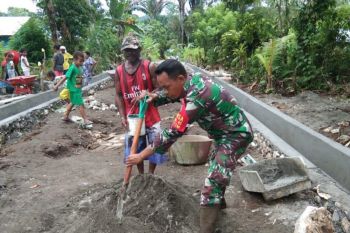 Babinsa Yapen Timur bersama warga buat saluran drainase