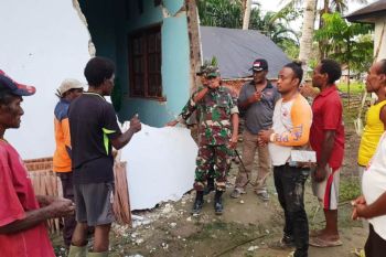 Dandim Sarmi ke lokasi yang rusak akibat gempa
