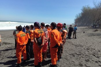 Tim SAR melanjutkan pencarian dua wisatawan terseret ombak Pantai Bantul