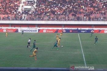 Diwarnai insiden, PSS tahan imbang Bhayangkara FC 1-1