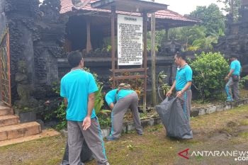 Polisi Mimika bersihkan rumah ibadah jelang HUT ke-73 Bhayangkara