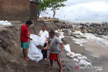 Berkutat karung pasir menahan abrasi pantai di Sungai Limau Padang Pariaman