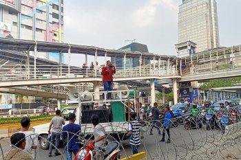 Demonstran tutup Jalan Thamrin dengan mobil