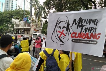 Pengunjuk rasa tuntut hakim MK adil beri putusan
