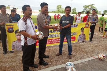 HUT Bhayangkara, Kapolda Sumbar bantu bola kepada enam klub sepak bola di Agam