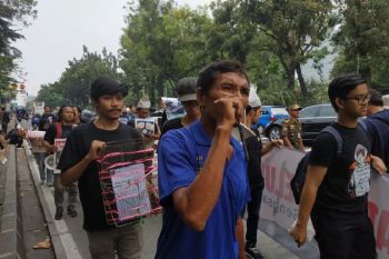 Mahasiswa menggelar aksi jalan mundur tolak IMB pulau reklamasi