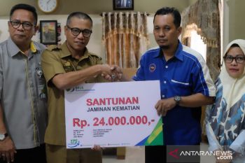 BPJS Ketenagakerjaan  serahkan santunan siswa magang di Makassar