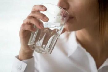 Benarkah makan diselingi minum tidak bagus untuk pencernaan? berikut ulasan selengkapnya