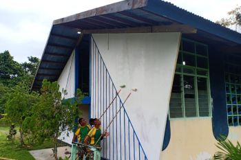 Prajurit TNI kerja bakti cat gedung gereja