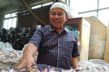 Kacang GDR, sukses dengan mendobrak pola dagang orang Minang