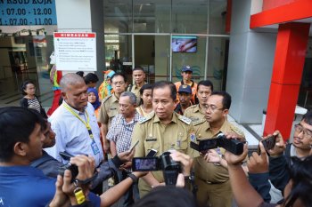 Waduh, Petugas PPSU Jakut ditabrak pemotor lawan arus