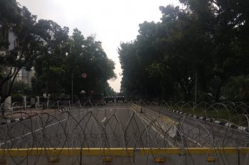 Jalan menuju Gedung MK diblokade