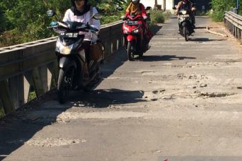 Masyarakat mengharapkan jembatan desa yang rusak parah segera diperbaiki