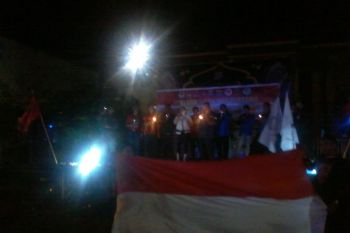 Pemasangan lilin warnai deklarasi cinta damai di Manado