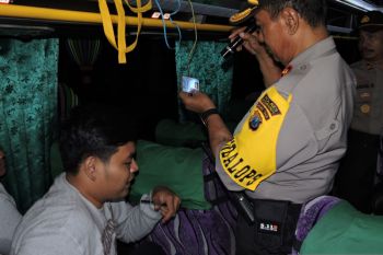Jelang putusan MK, TNI/Polri razia penumpang bus di pantura Situbondo (Video)