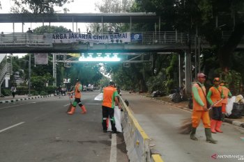 Petugas kebersihan mulai sapu lokasi unjuk rasa