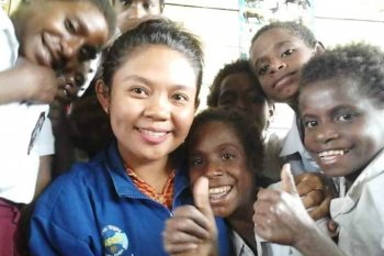 Diana Cristian, guru yang prihatin dengan anak usia sekolah di Papua