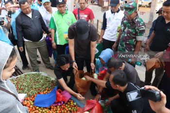 Masyarakat sambut baik penukaran kantong belanja ramah lingkungan