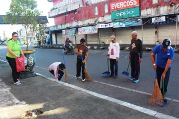 Sosialisasikan kebersihan dengan menggelar jumat bersih di Kapuas
