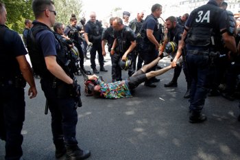Jaksa periksa polisi Prancis setelah ada yang cidera