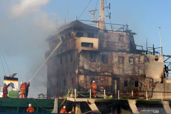 Kapal kargo terbakar di pelabuhan Tanjung Perak Surabaya