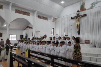 51 anak Paroki BHKY Rumengkor terima Komuni Pertama