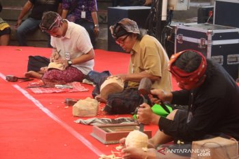 Pemahat Bali adu terampil buat topeng klasik