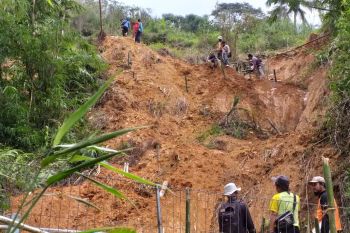 Penanganan longsor Gunung Padang terkendala tanam pohon