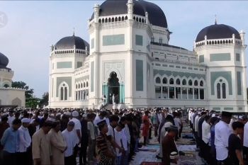 Tujuh mahasiswa asal Thailand gembira berlebaran di kota Medan