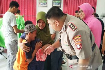 Ratusan anak antre sunatan massal Polres Kotim
