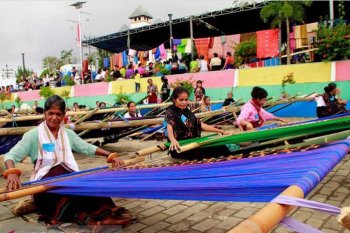 Motif tenun Sumba dijiplak oleh desainer Jepara berdampak pada kepercayaan wisatawan
