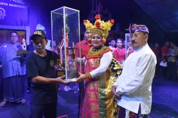 Bupati Mas Sumatri jadi "Mantri Buduh" dalam Pentas Seni HUT Amlapura