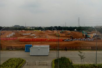 Kejar target, pekerja sirkuit MXGP Palembang lembur